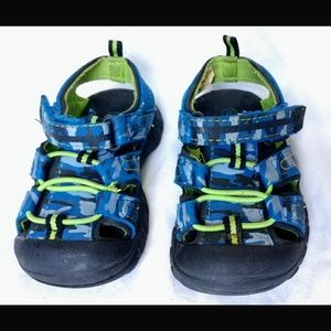 **Closed toe Sandals